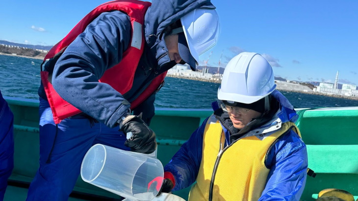 Grossi participates in collection of Fukushima water samples