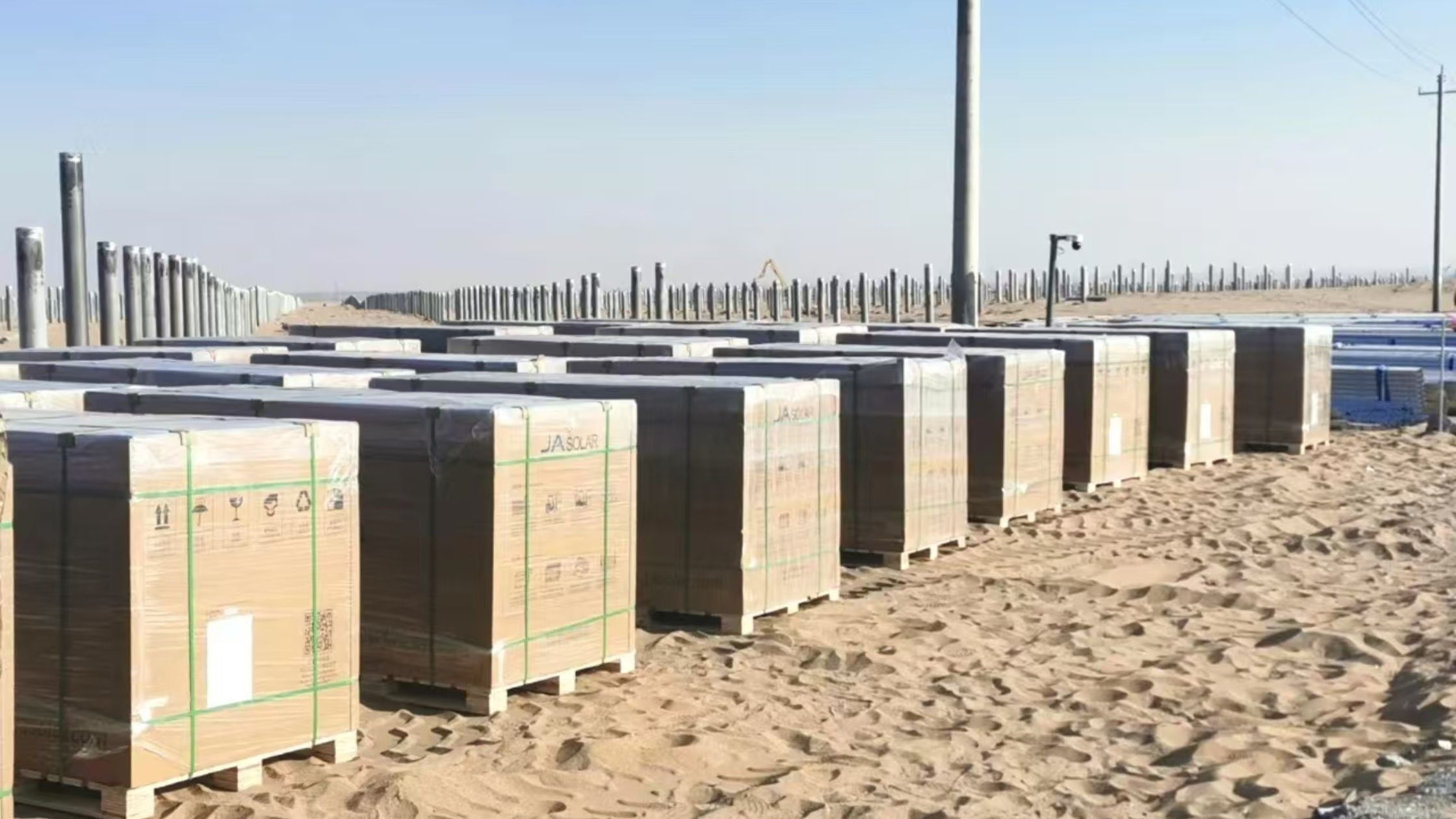 485 MW JA Solar DeepBlue 4.0 Pro Modules Drive Ecological Restoration in Bayin Wenduer Desert of Inner Mongolia