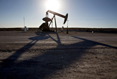 US Posted Record Oil Output Before Price Dip Spurred Rig Retreat