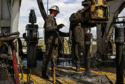 US Oilfield Giants Brace for Tough Times as Price Slide Rattles Producers