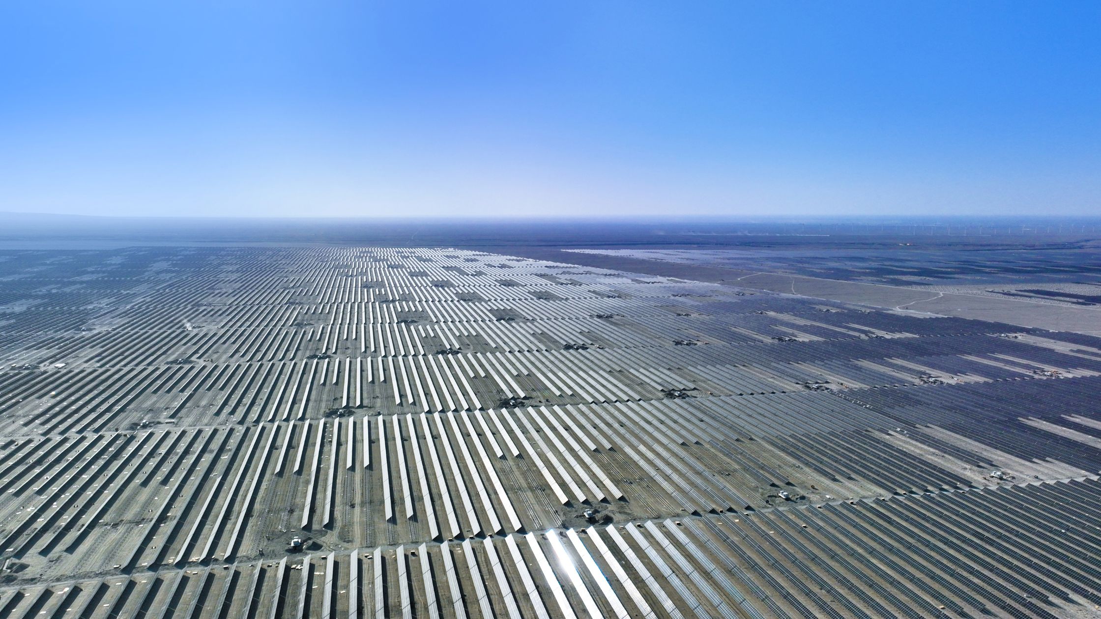 Huasun Drives Desert-to-Green Transformation with High-Efficiency HJT Solar in Western China