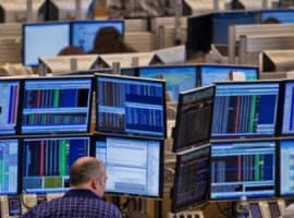 Traders Ramp Up Bearish Oil Bets To Nearly $1 Billion