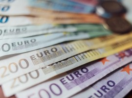 Euro Sinks To One-Year Low As Oil Price Drop Fuels ECB Rate Cut Bets