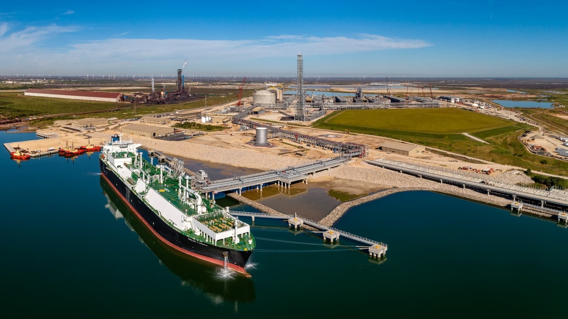 What lessons can large projects learn from LNG delivery model?