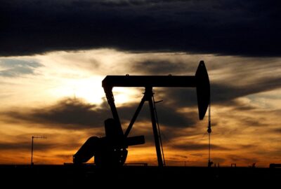 Oil Rises Over 1% as Traders Assess Shipping Flows; Monthly Gains in Sight
