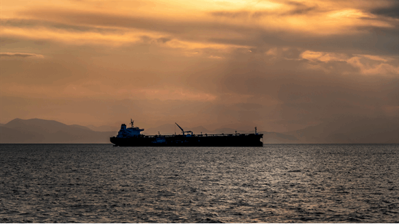 Oil Jumps After Battle for Hormuz Control Escalates